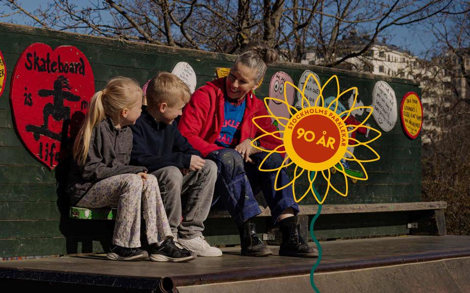 Vuxen personal som pratar med två barn. De sitter på en skateboard-ramp. Det står i text: Stockholms parklekar 90 år.